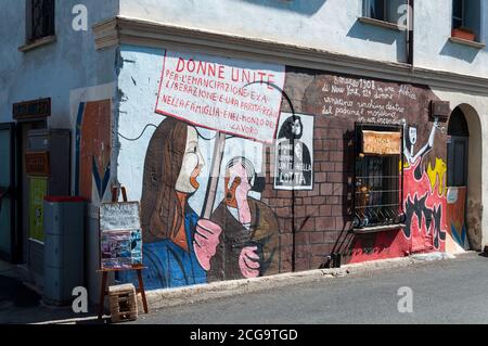 ORGOSOLO - ITALIEN - 15 AGOSTO 2020: Murales 1969 Orgosolo Italien seit etwa`s spiegeln die Wandmalereien verschiedene Aspekte der politischen Straße Sardiniens wider Stockfoto